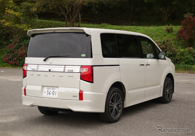 三菱 デリカD:5 アーバンギア。バックドアには「DELICA」のロゴが。