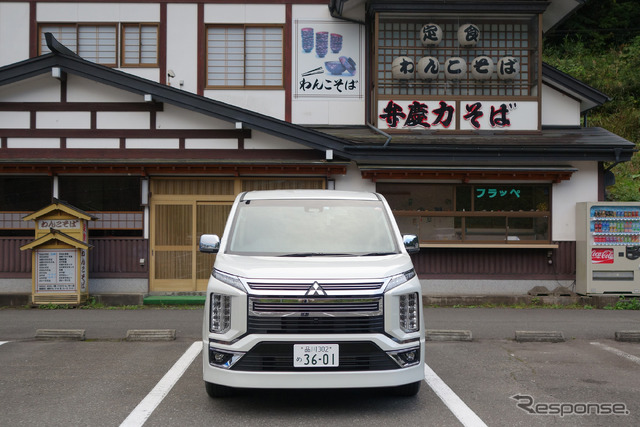 三菱 デリカD:5 アーバンギア。フロントエンドのデザインは三菱自動車のアイデンティティマスク「ダイナミックシールド」に則ったものに。