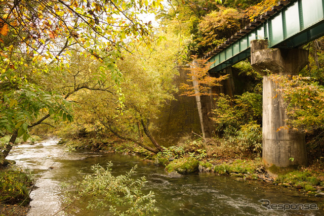 JR山田線は閉伊川を幾度となく橋でまたぐ。独特の景観である。