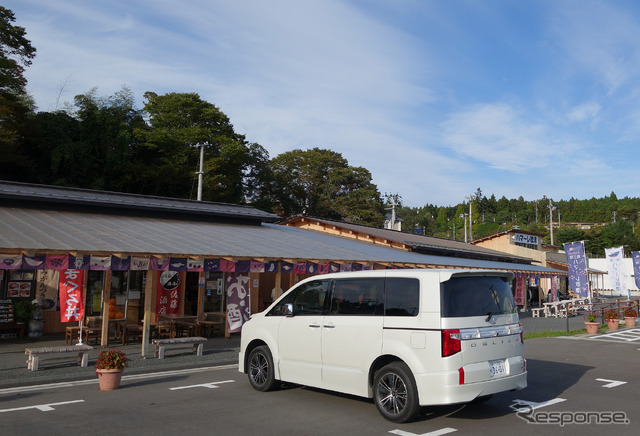 南三陸町歌津の仮設商店街にて。隣の志津川に比べると復興予算の巡りが明らかに悪い。そういう“復興格差”もいろいろなところで目にすることができる。