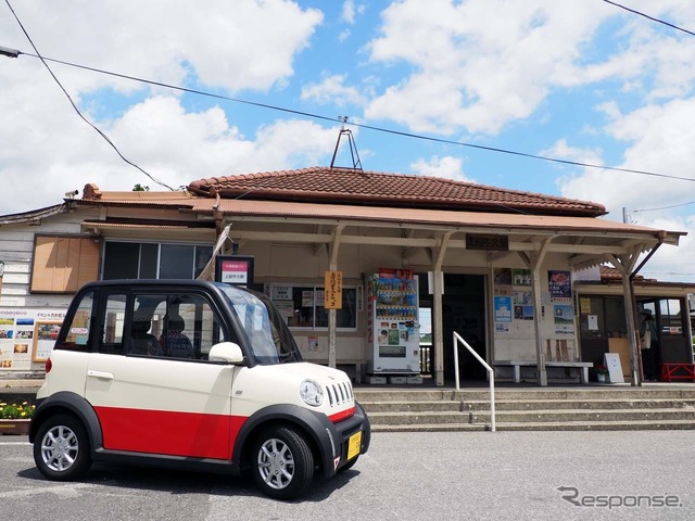 小湊鐵道　上総牛久駅に配備される超小型EV“ジャイアン”。小湊鉄道の車両をモチーフにカラーリングされた