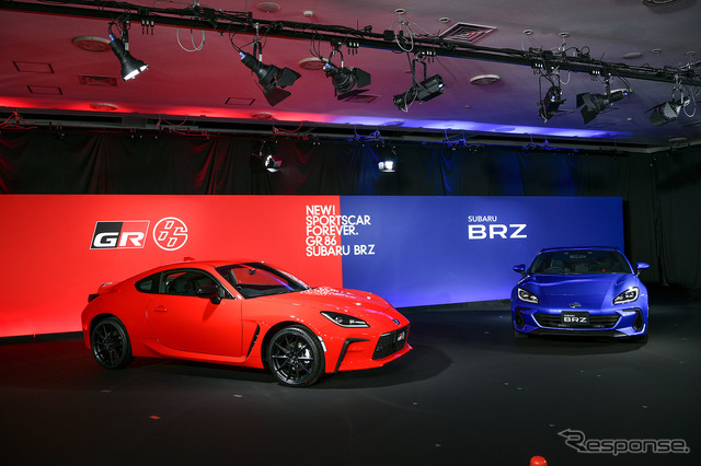 GR 86(向かって左)& BRZ新型