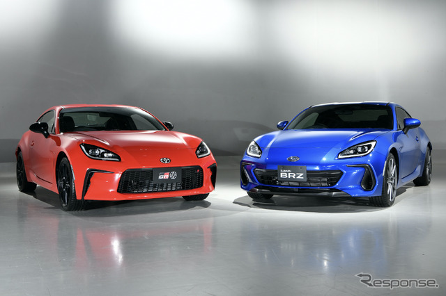 GR 86(向かって左)& BRZ新型