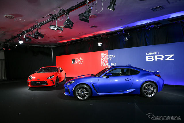 GR 86(向かって左)& BRZ新型