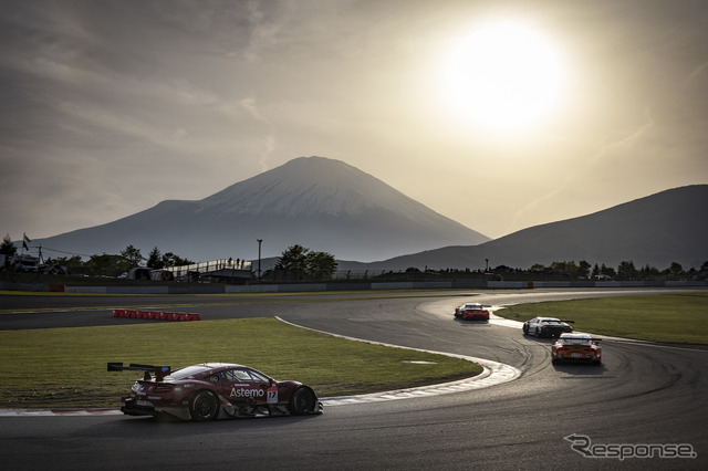 富士山をバックに快走する#17 Astemo NSX-GT