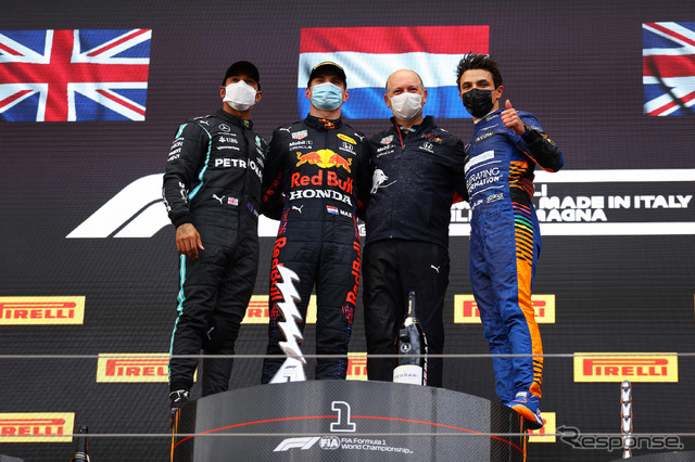 エミリア・ロマーニャGPで今季初優勝を飾ったフェルスタッペン(左から2人目)。