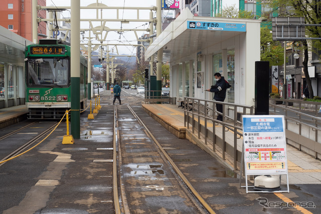 札幌市電のすすきの停留場は18～19分の終電繰上げが実施される。札幌市電では5月1日に信号設備の発火事故が発生した関係で、5月2・3日に西4丁目とすすきのの両停留場で折返し運行が行なわれていた。2021年5月3日。