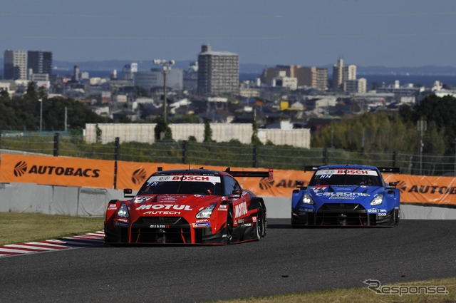 2020年第6戦で最後尾スタートから優勝したMOTUL AUTECH GT-R(左)