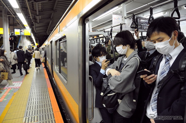 ゴールデンウィークの減便前、4月26日の中央線快速。結果的に減便前と変わらぬ混雑に見舞われ、今後の人流抑制に課題を残した。