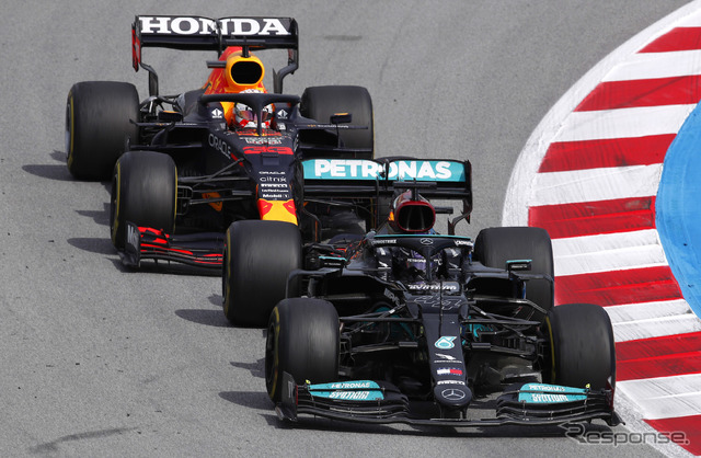 ハミルトン(前)はフェルスタッペン(後)との熱闘を制し、スペインGP優勝。F1通算98勝とした。