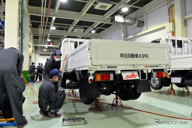埼玉自動車大学校「公開授業+旧車・スーパーカー展示」