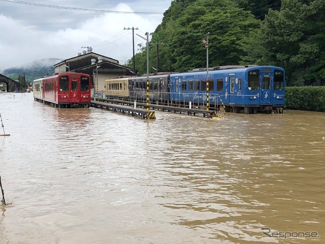 5両すべてが浸水した、令和2年7月豪雨直後のくま川鉄道。