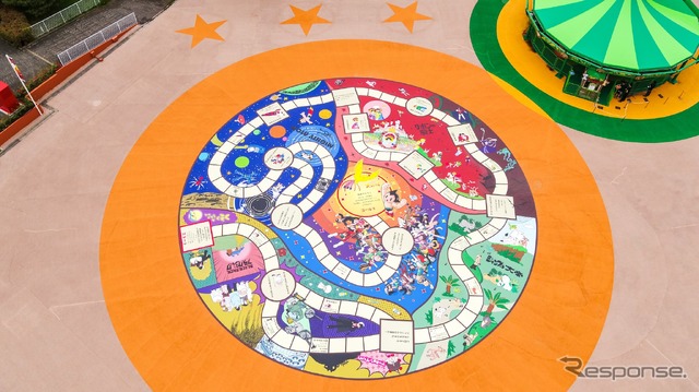 地面に描かれた巨大スゴロクも楽しめる。 (C) TEZUKA PRODUCTIONS