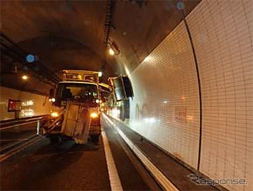 トンネルの側壁清掃