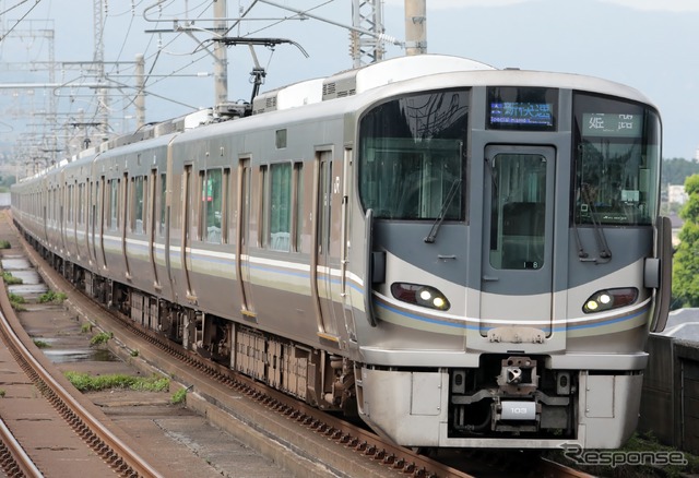 京阪神の基幹路線であるJR京都線・JR神戸線でも高槻~京都間や須磨~西明石間で昼間時間帯の減便を実施。写真は新快速の225系。
