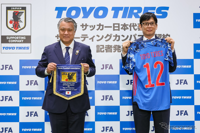 日本サッカー協会代表・田嶋幸三氏(左)、トーヨータイヤ 取締役・笹森健彦氏(右)