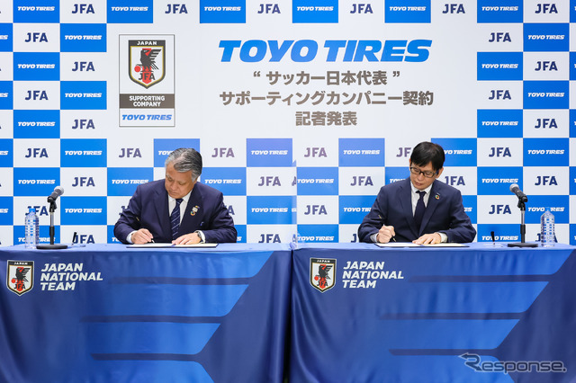 日本サッカー協会代表・田嶋幸三氏(左)、トーヨータイヤ 取締役・笹森健彦氏(右)