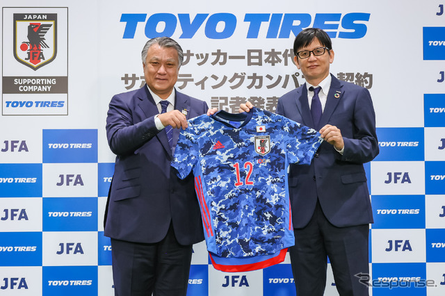 日本サッカー協会代表・田嶋幸三氏(左)、トーヨータイヤ 取締役・笹森健彦氏(右)