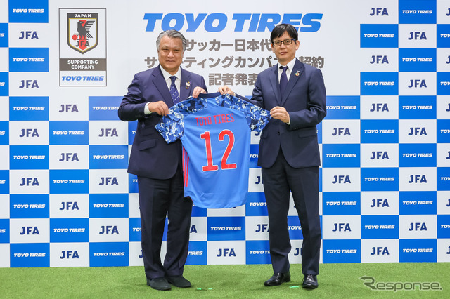 日本サッカー協会代表・田嶋幸三氏(左)、トーヨータイヤ 取締役・笹森健彦氏(右)