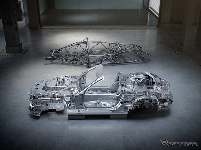 メルセデスAMG SL のホワイトボディとメルセデスベンツ 300SL のスペースフレーム