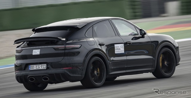 ポルシェ・カイエン・クーペ の新たな高性能モデルのプロトタイプ