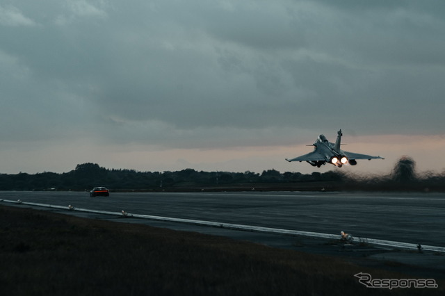 ブガッティ・シロン・スポール とフランス海軍の戦闘機、ダッソー・ラファール