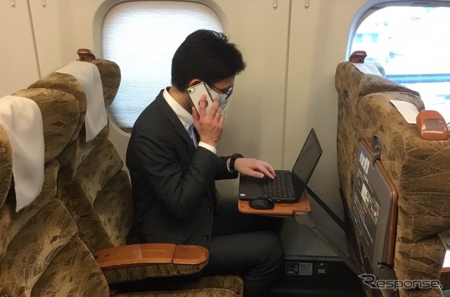 九州新幹線さくらN700系でのシェアオフィス。WiFiも使える。