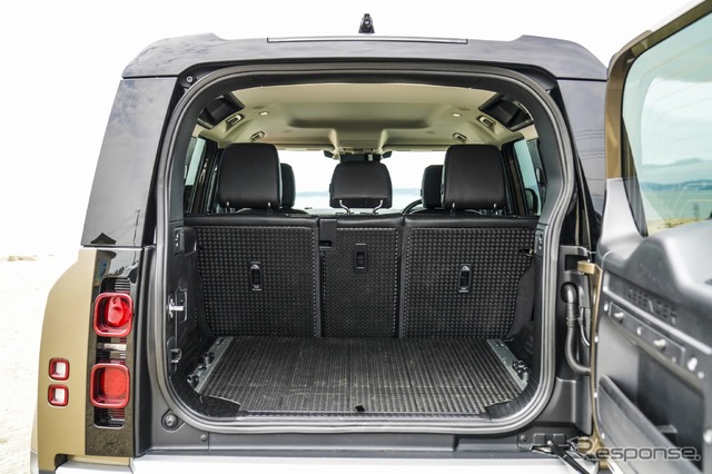 ランドローバー ディフェンダー110(5シート)の荷室