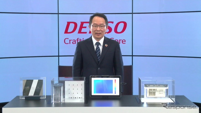 デンソーの篠原幸弘経営役員とCO2回収・再資源化装置
