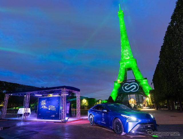 トヨタ MIRAI とフランス・パリのエッフェル塔