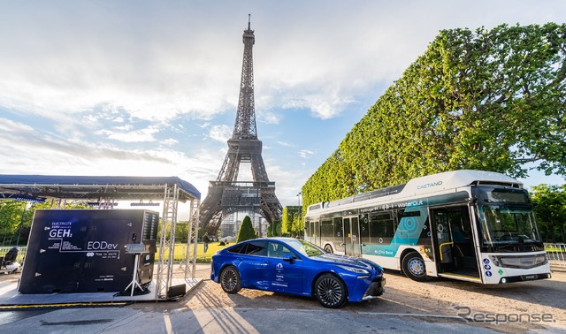 トヨタ MIRAI とフランス・パリのエッフェル塔