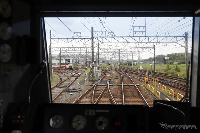 車庫から電車に乗ったまま営業線に進出(後部運転台/車掌室)。