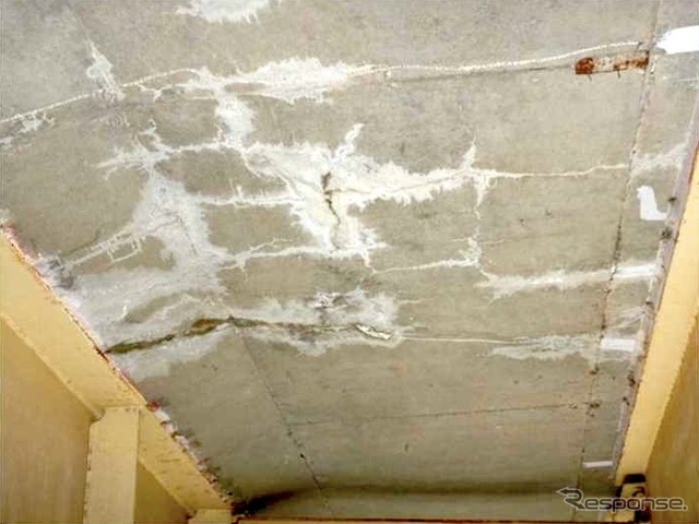 床版下面にひび割れが発生している状況