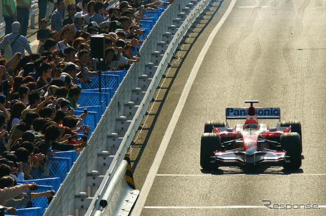 【トヨタF1お台場イベント】写真蔵…6速全開!! タイヤスモークを上げて