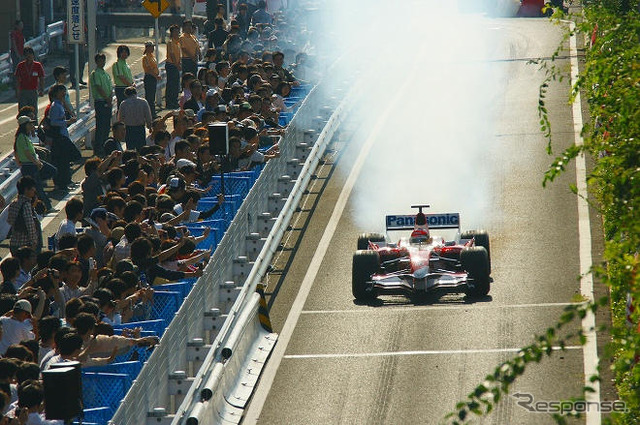 【トヨタF1お台場イベント】写真蔵…6速全開!! タイヤスモークを上げて