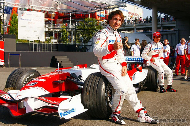 【トヨタF1お台場イベント】写真蔵…6速全開!! タイヤスモークを上げて