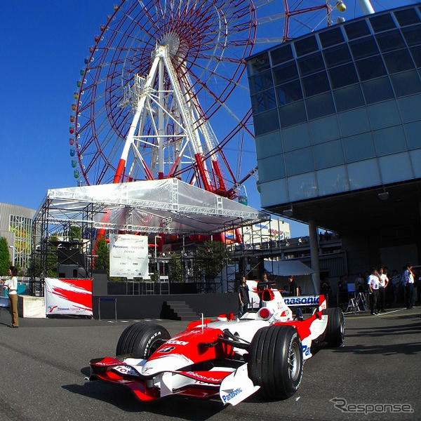 【トヨタF1お台場イベント】写真蔵…6速全開!! タイヤスモークを上げて