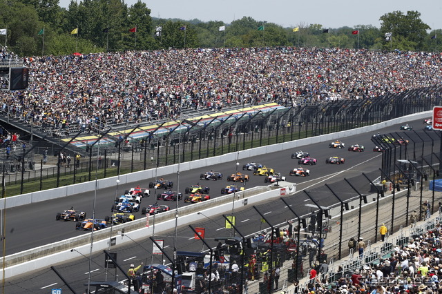 観客を入れて開催された第105回インディ500(決勝日)。
