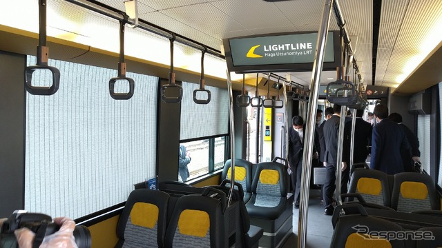 HU300形の車内。定員は3両で約160人。