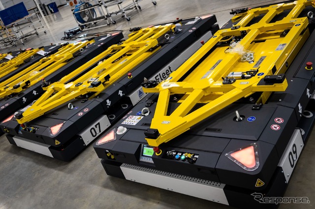 ロータスカーズの英国ヘセル工場の無人搬送車(AGV)