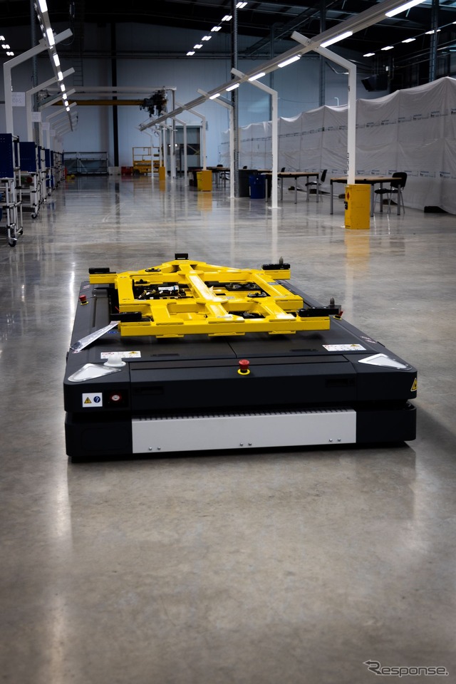 ロータスカーズの英国ヘセル工場の無人搬送車(AGV)