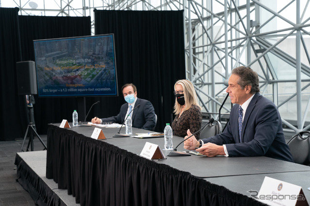 ニューヨークモーターショー2021に関する発表を行うアンドリュー・クオモ知事