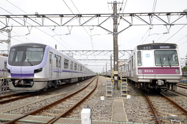 8000系(向かって右)と18000系