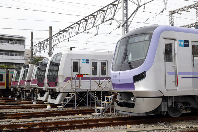 東京メトロ18000系内覧会(6月2日)。向かって右から18000系、08系×2本、8000系×3本