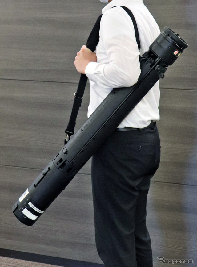 自立式LED投光器 Nomad 360:筒型に収納でき、一人で持ち運べる。