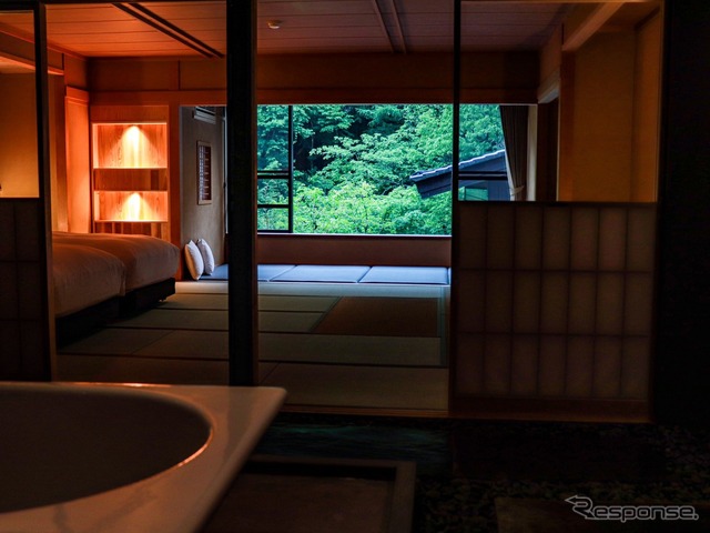 SPA Living の中央にあり、まるで天から溢れるような温泉は、まさに日常の騒動を忘れさせる