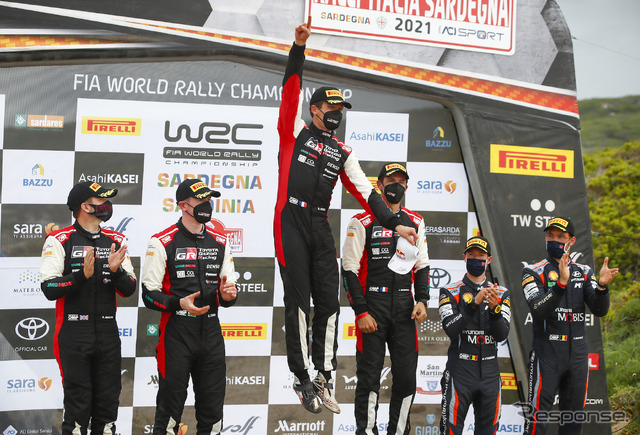 WRC第5戦の表彰式（中央左がオジェ。同右は優勝コ・ドライバーのイングラシア）。