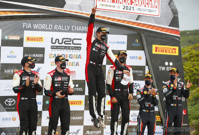 WRC第5戦の表彰式(中央左がオジェ。同右は優勝コ・ドライバーのイングラシア)。