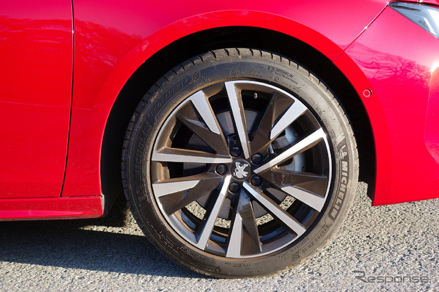タイヤは235/45R18サイズのミシュラン「パイロットスポーツ4」。XL(高耐荷重モデル)だ。