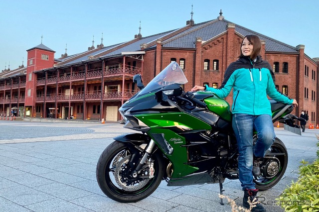 カワサキ Ninja H2 SX SE+と小鳥遊レイラさん